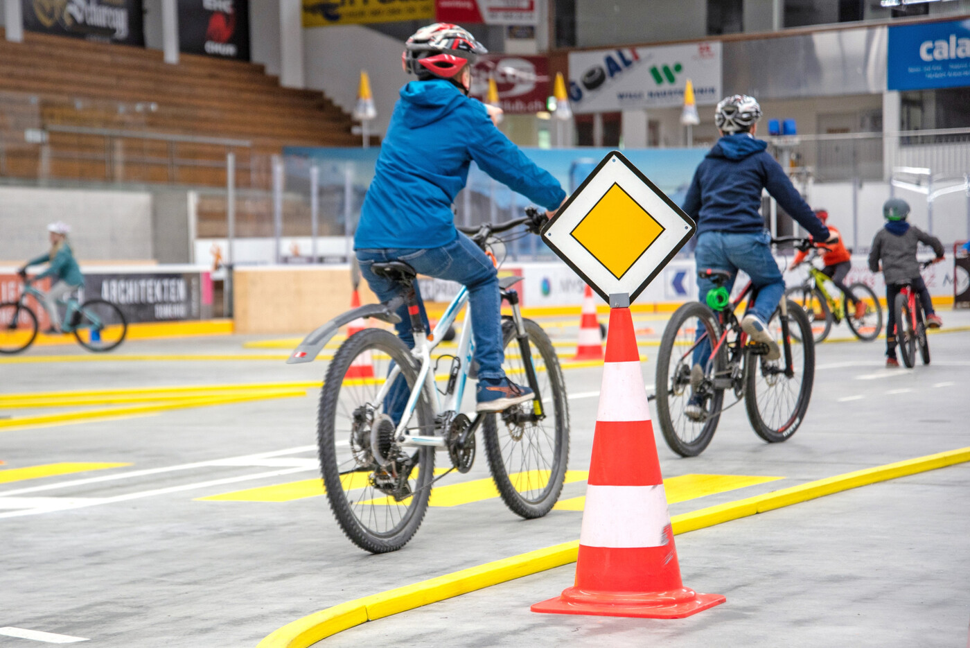 Sicher auf zwei Räder: Im Verkehrsgarten der Stadtpolizei Chur lernen die Teilnehmenden die Verkehrsregeln in einer sicheren Umgebung.