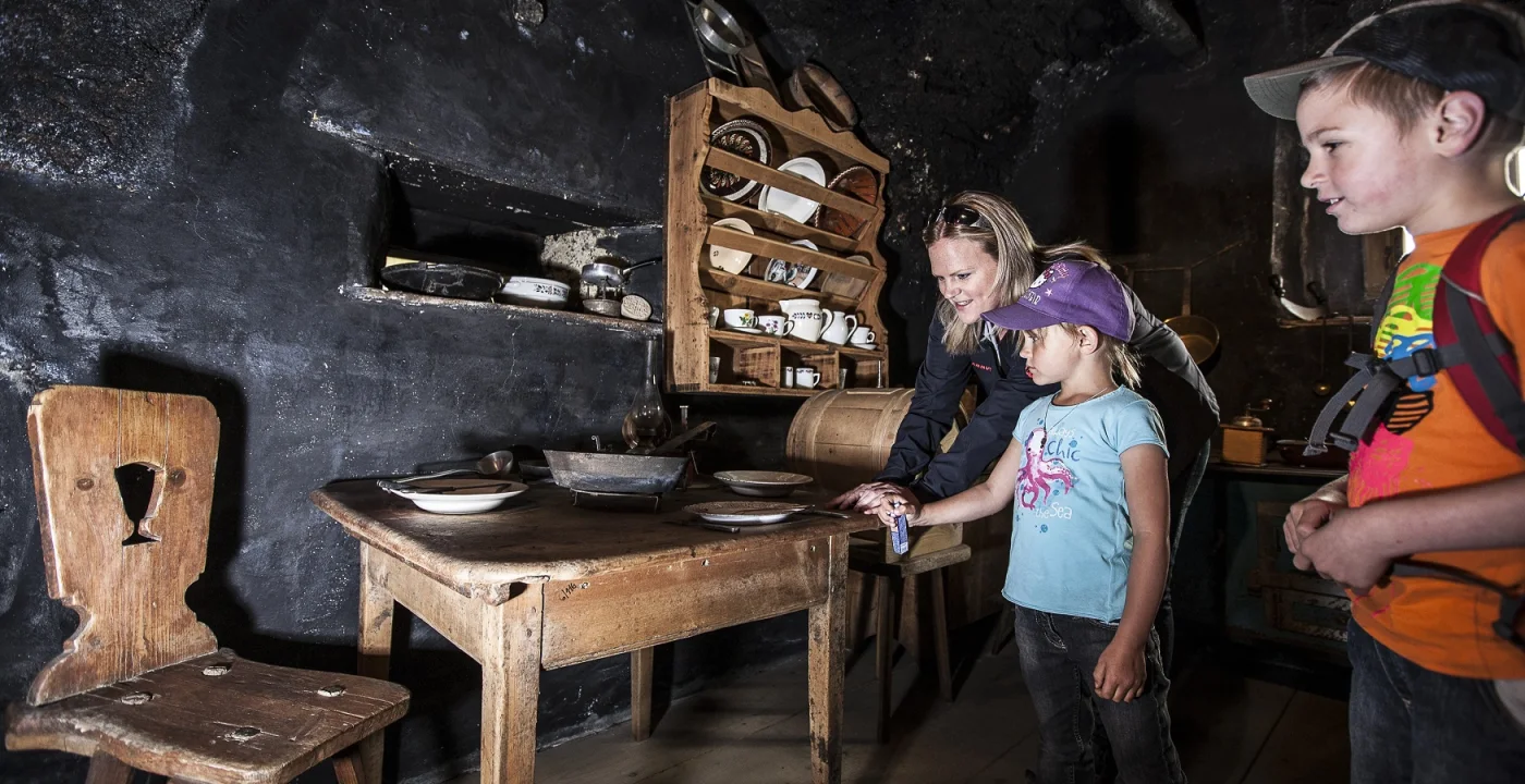 Geschichte erleben: Aufmerksam betrachten die Kinder historische Möbel und Gegenstände aus den Anfängen der Region.