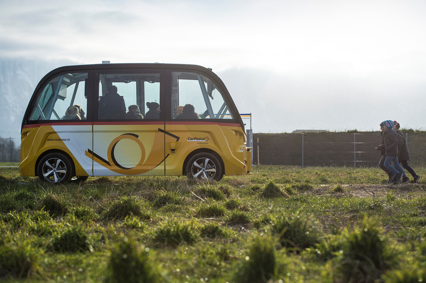 Aufsehenerregender Hingucker: Im Dezember 2017 verzückte ein selbstfahrendes Postauto auf einer Teststrecke die versammelte Schülerschaft von Maienfeld.