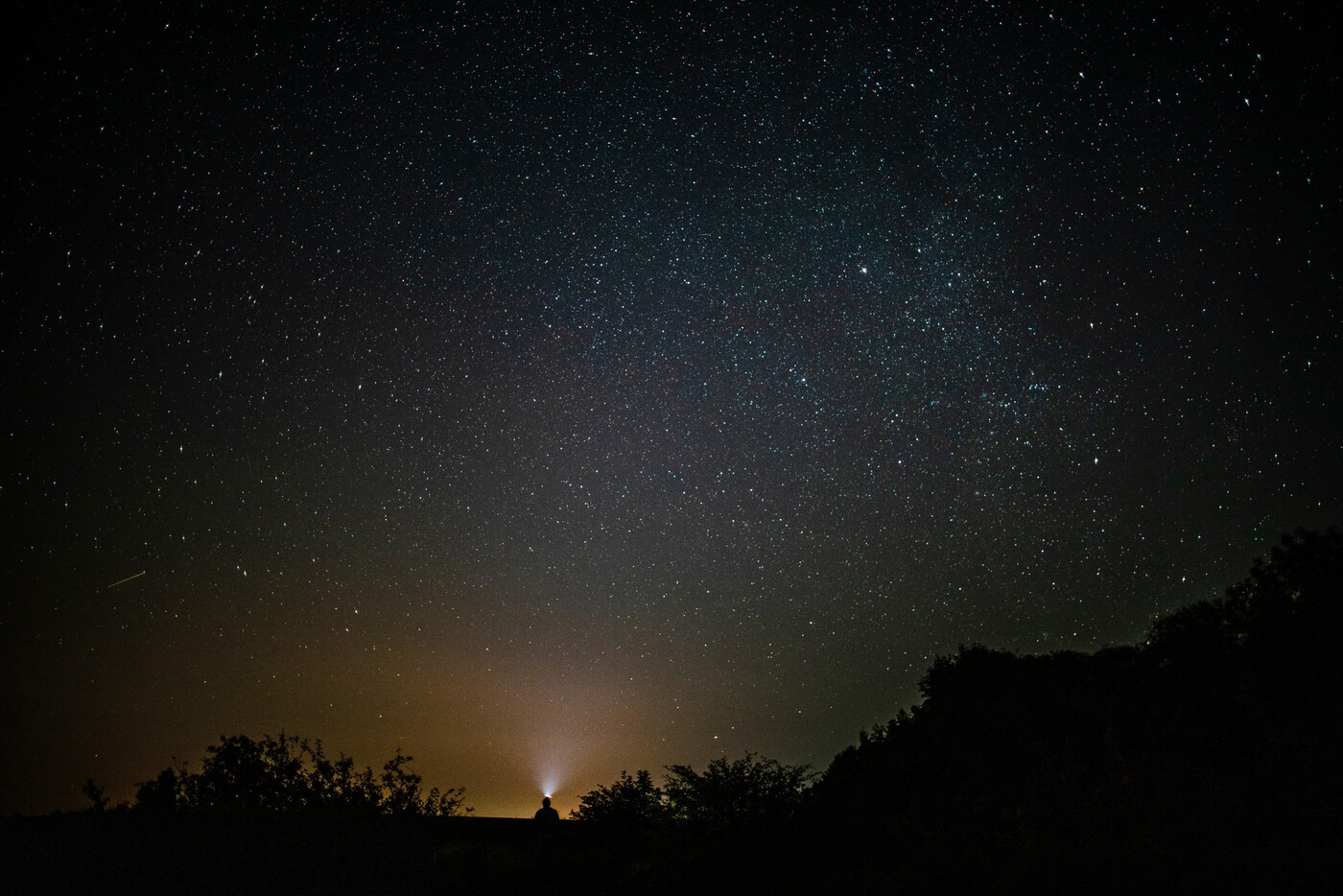 Die Orientierung in der Nacht ist eingeschränkt, dafür ergeben sich neue Möglichkeiten: In einer klaren Nacht zeigt uns der Polarstern, wo Norden liegt.