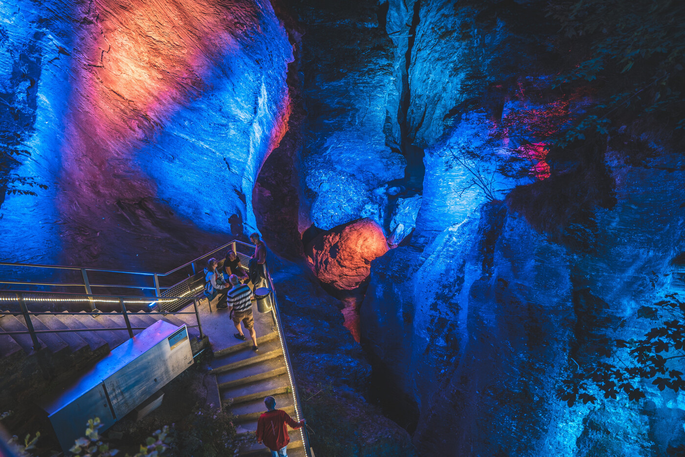 Lichtspektakel: Die Viamala-Schlucht wird von farbigen Scheinwerfern in ein Meer aus Farben verwandelt.