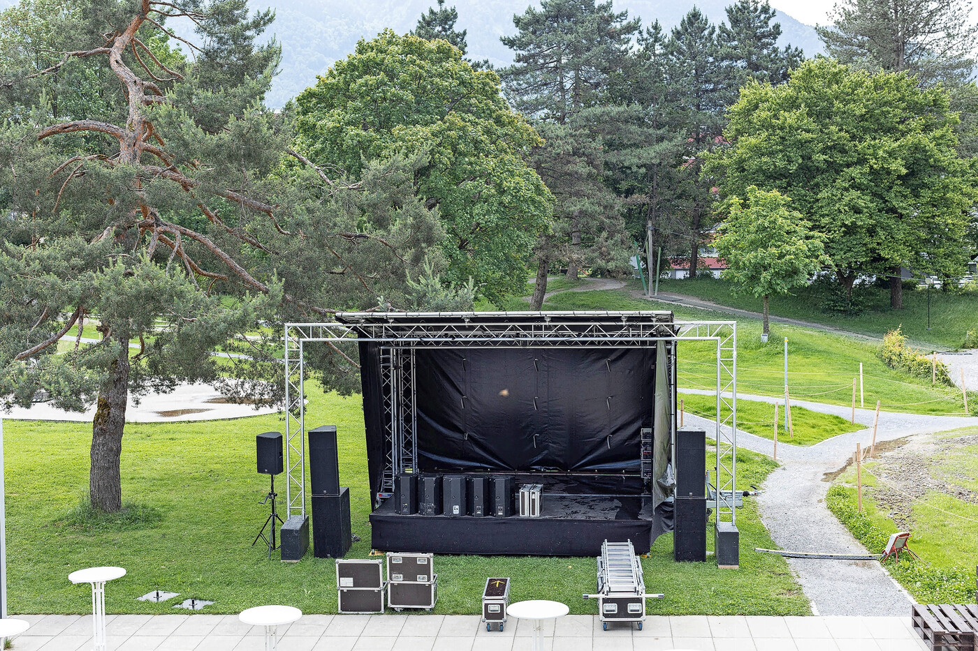Bekommt Gesellschaft: Bei der Sunset-Live-Bühne im Park der Lintharena wird ab Freitag für das vierwöchige EM-Public-Viewing ein Megascreen aufgebaut.