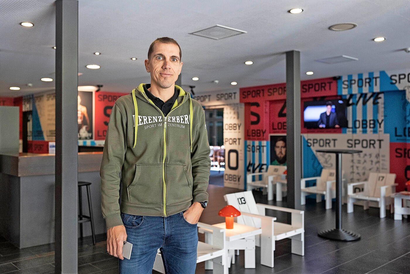 In der neuen «Sportlobby» in Filzbach darf die Fussball-EM natürlich auf den Bildschirmen nicht fehlen, wie Ralf Oehri sagt.