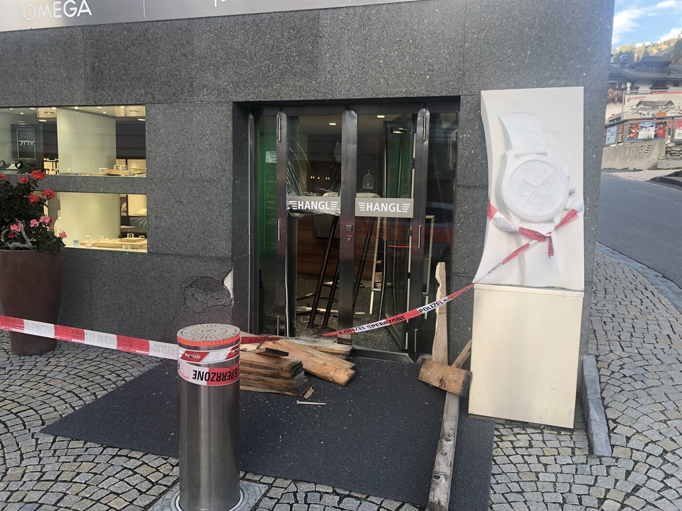 Die Bilder ähneln sich: Im Oktober 2019 fahren Täter in Samnaun in den Eingang eines Geschäftes. 