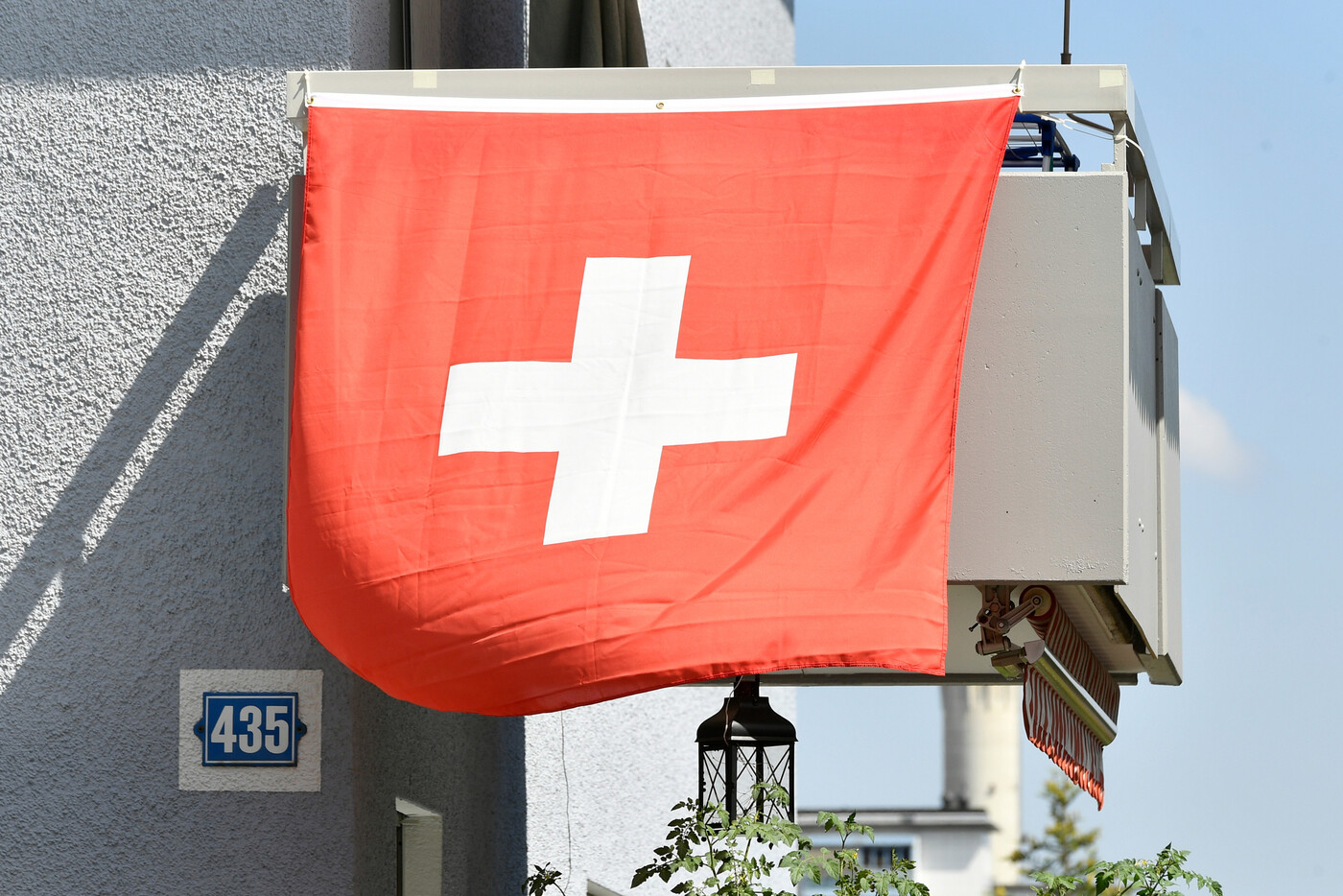 Sie ist eine von zwei: Auf der ganzen Welt gibt es nur zwei quadratische Landesflaggen – jene der Schweiz und jene des Vatikans.