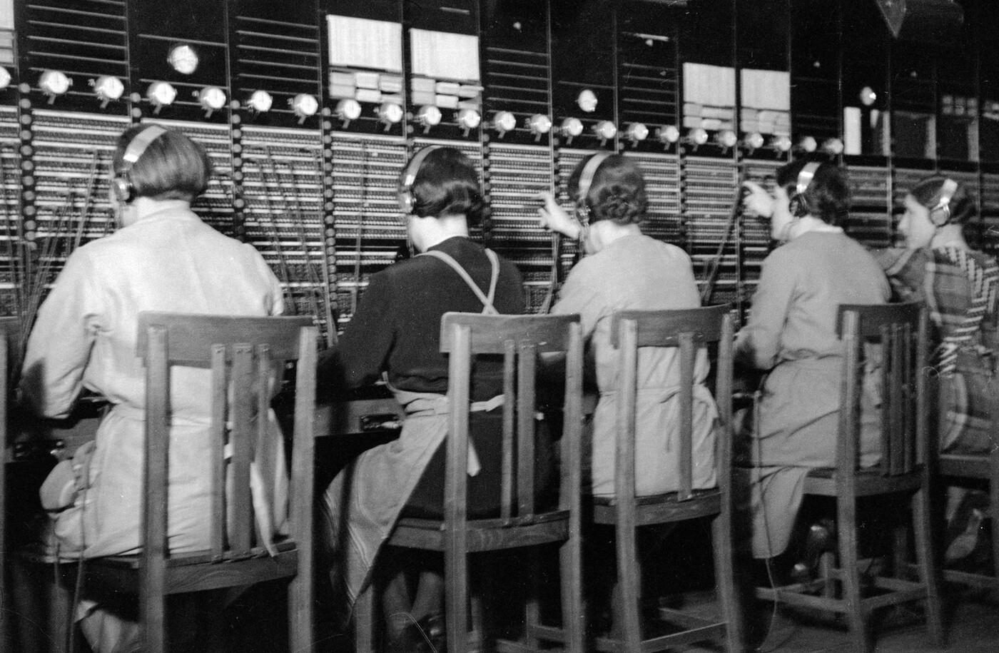 Wichtige Arbeit: Telefonistinnen waren ein wichtiger Knotenpunkt in der früheren Kommunikation – hier im Bild sieht man, wie sie Anrufe verbinden. 