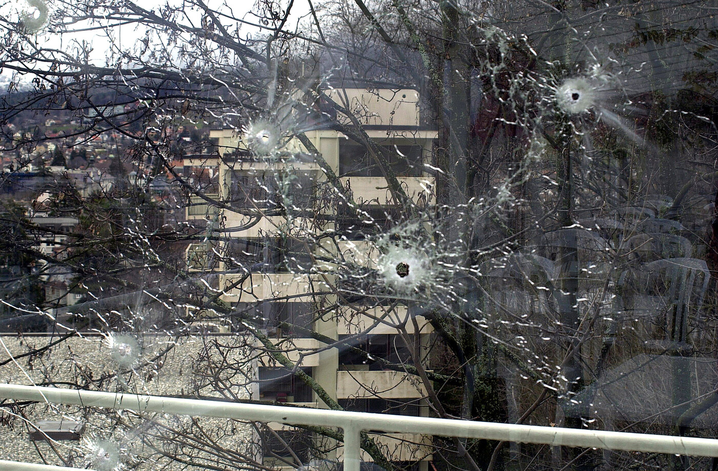 Durchlöchert: Ein Bild, welches am Tag nach der Amoktat in Chur entstanden ist, zeigt, wie viel Glück dabei war, dass im Restaurant Rosenhügel niemand getroffen wurde. 