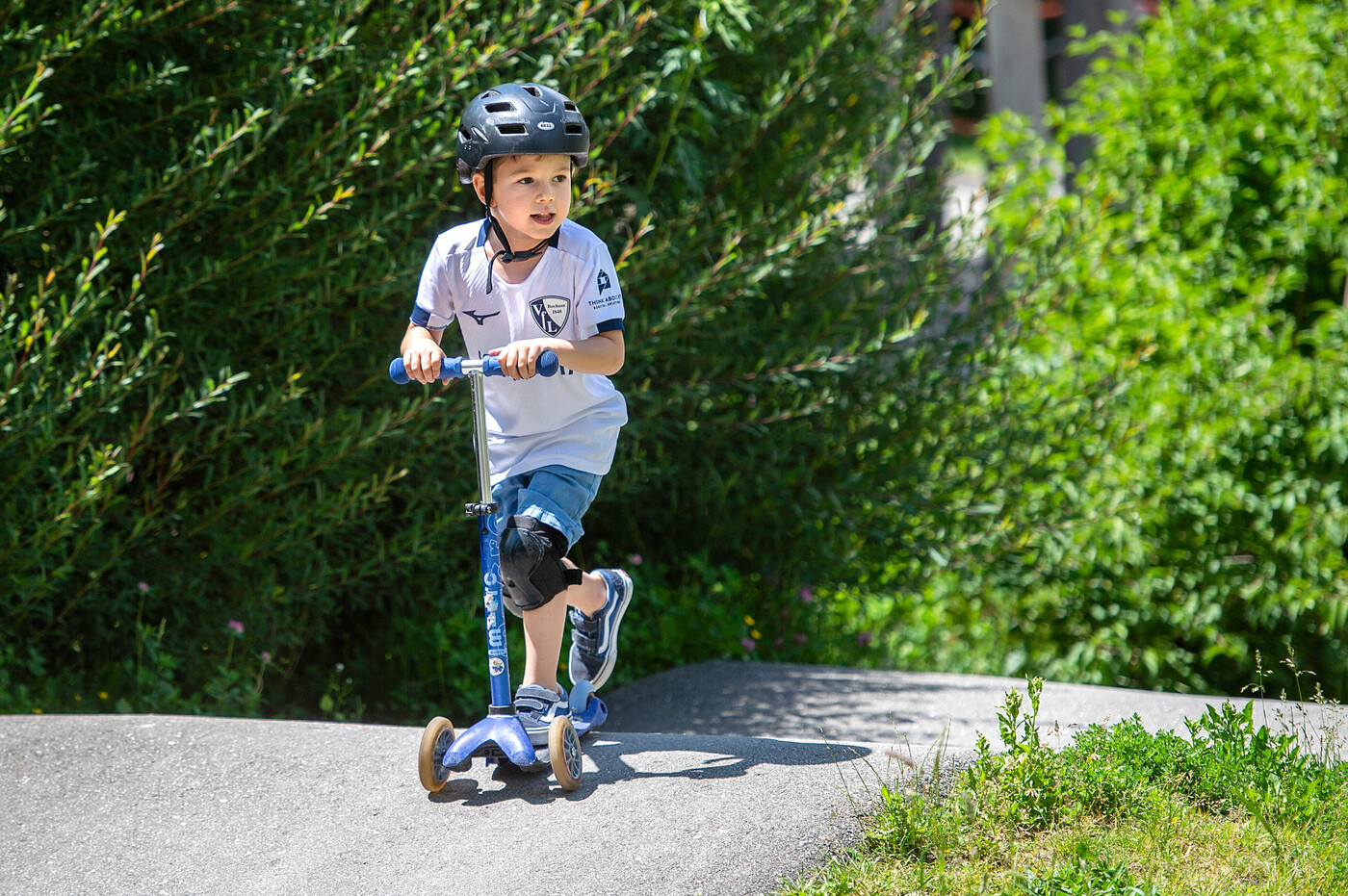 Kennt keinen Schmerz: Dea fährt trotz Unfall weiter auf dem Pumptrack herum.