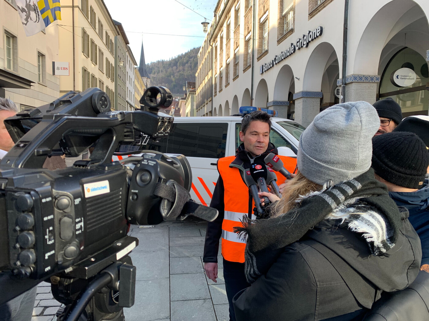 Grosses Medieninteresse: Der Mediensprecher der Kantonspolizei, Roman Rüegg, gibt nach dem Überfall an der Poststrasse den Medien Auskunft. 