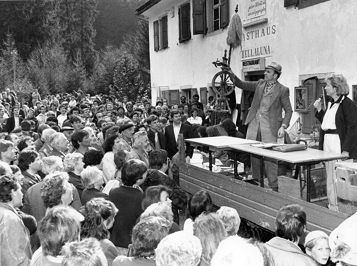 Grosses Interesse: 1989 wird das Inventar des Restaurants «Bellaluna» versteigert.