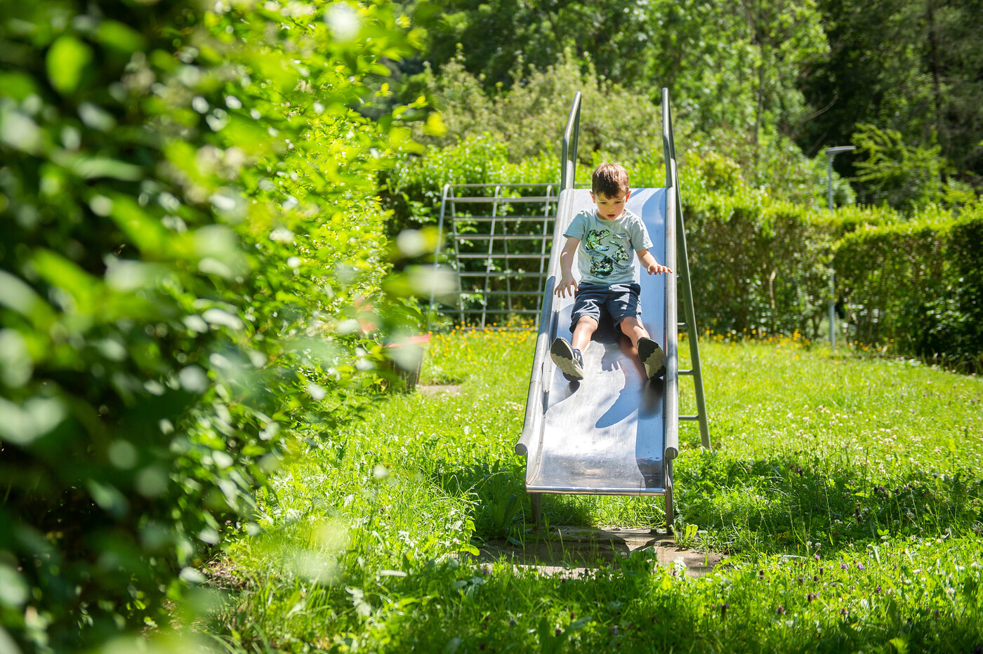 Rutschpartie: Dea testet die in der Sonne heiss gewordene Rutschbahn.