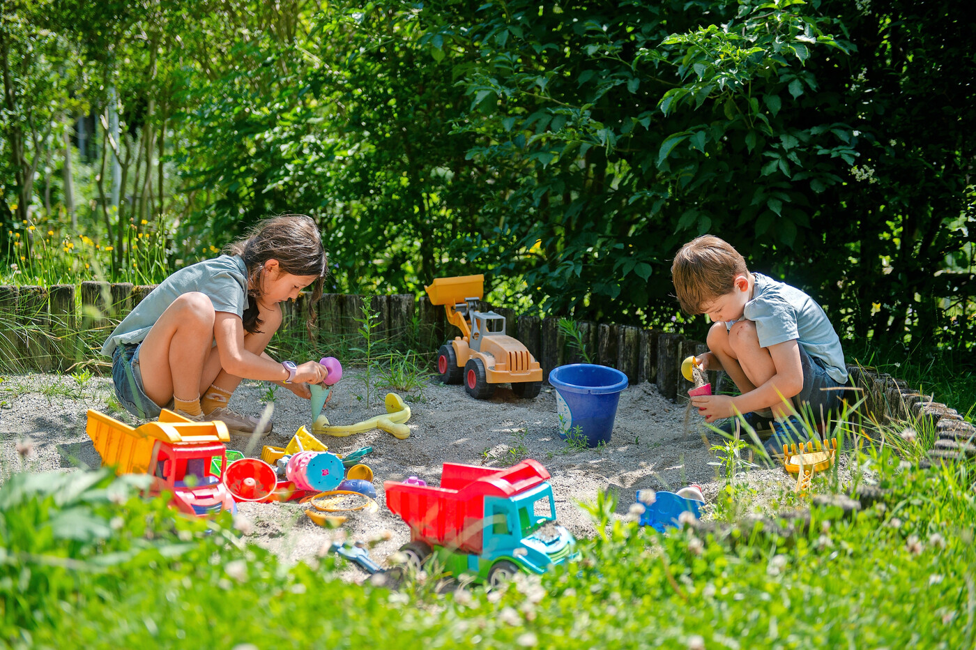 Sandkastengeschichten: Lou und Dea lassen ihre Fantasie spielen und werden zu Glaceverkäufer.