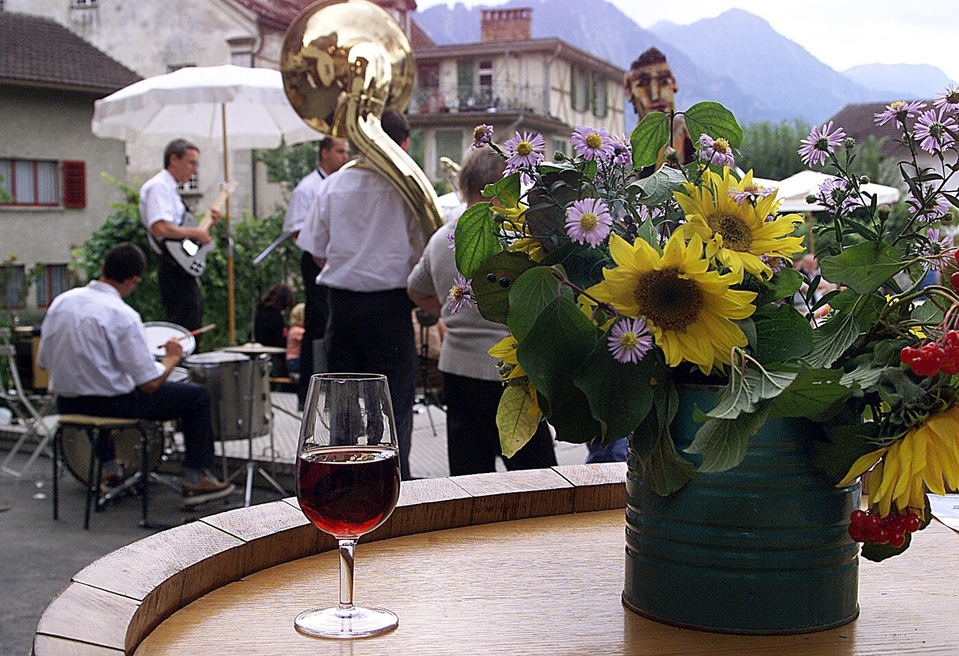 Ein Dorf im Zeichen des guten Tropfens: Regionalen Wein zu degustieren, ist am Weinfest erwünscht.