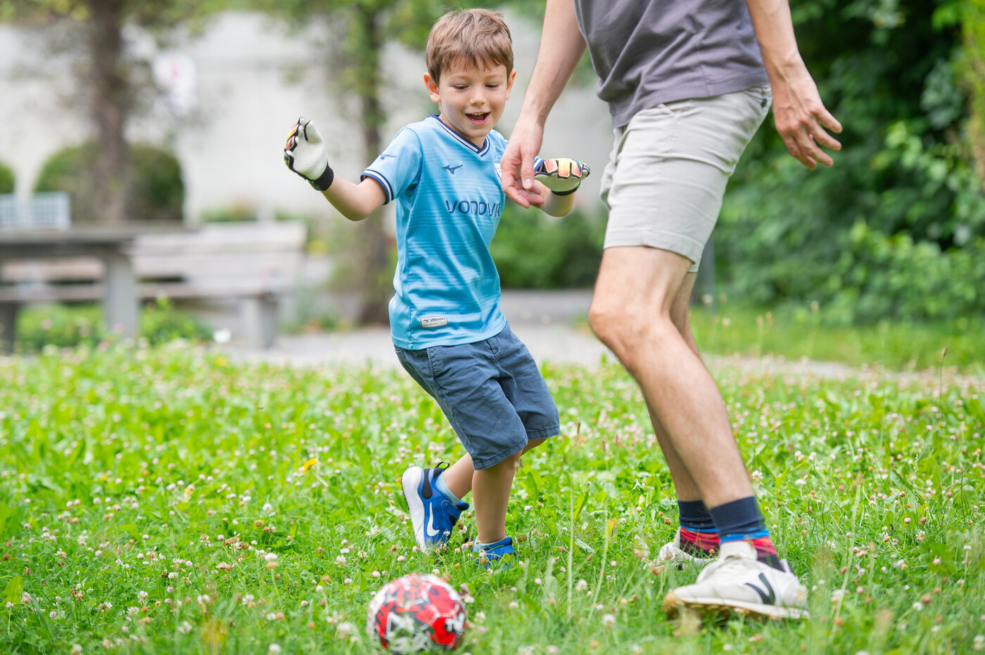 Kampf um den Ball: Dea und sein Vater versuchen, sich gegenseitig zu tunneln.