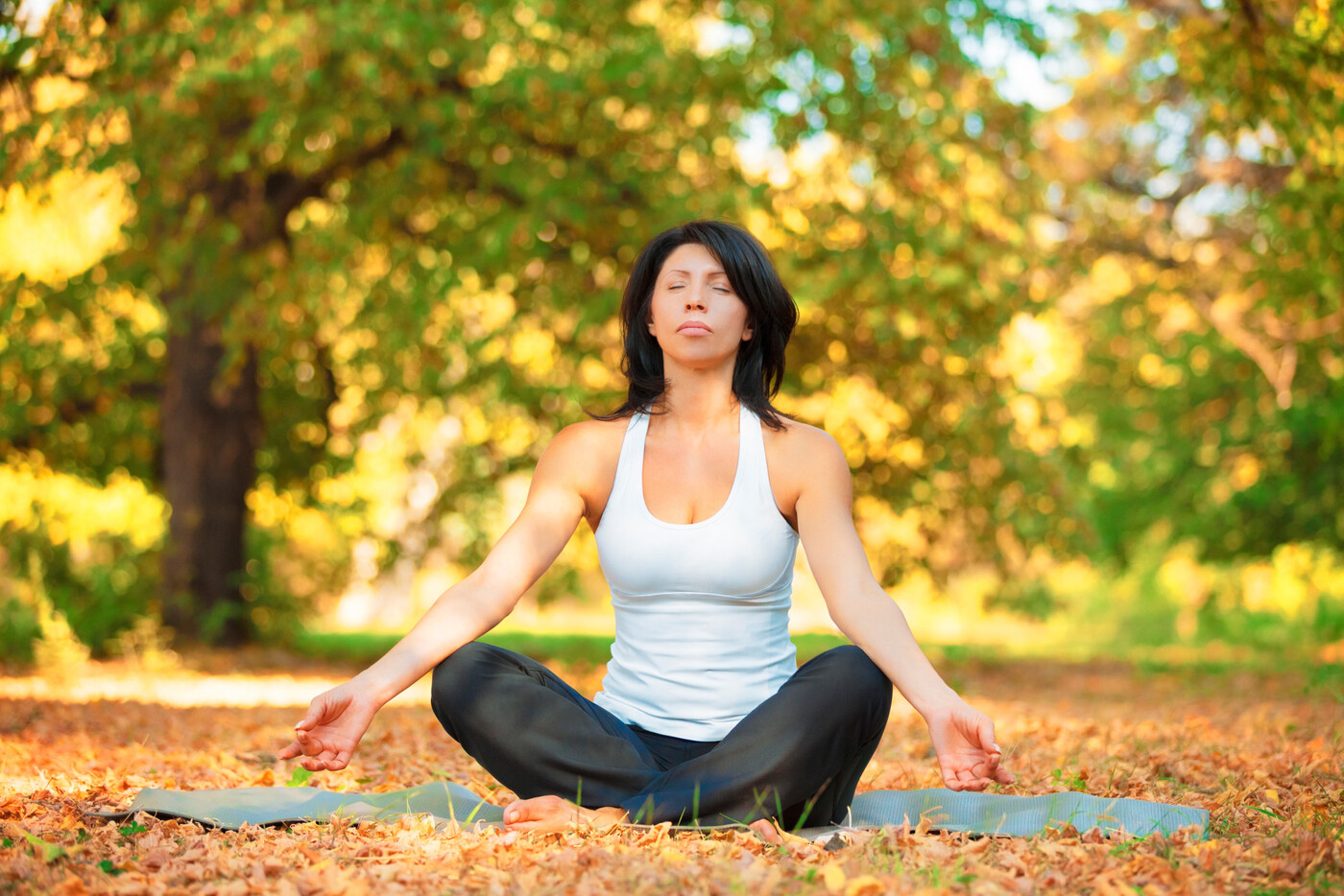 In sich gehen: In hektischen Zeiten kann Meditation eine wichtige Stütze sein und helfen, damit ihr den Alltag dennoch gut meistert.