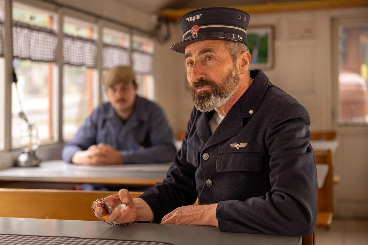 Zeitreise: Der gespielte Direktor der Rhätischen Bahn nimmt die Besucherinnen und die Besucher mit in die Vergangenheit. 