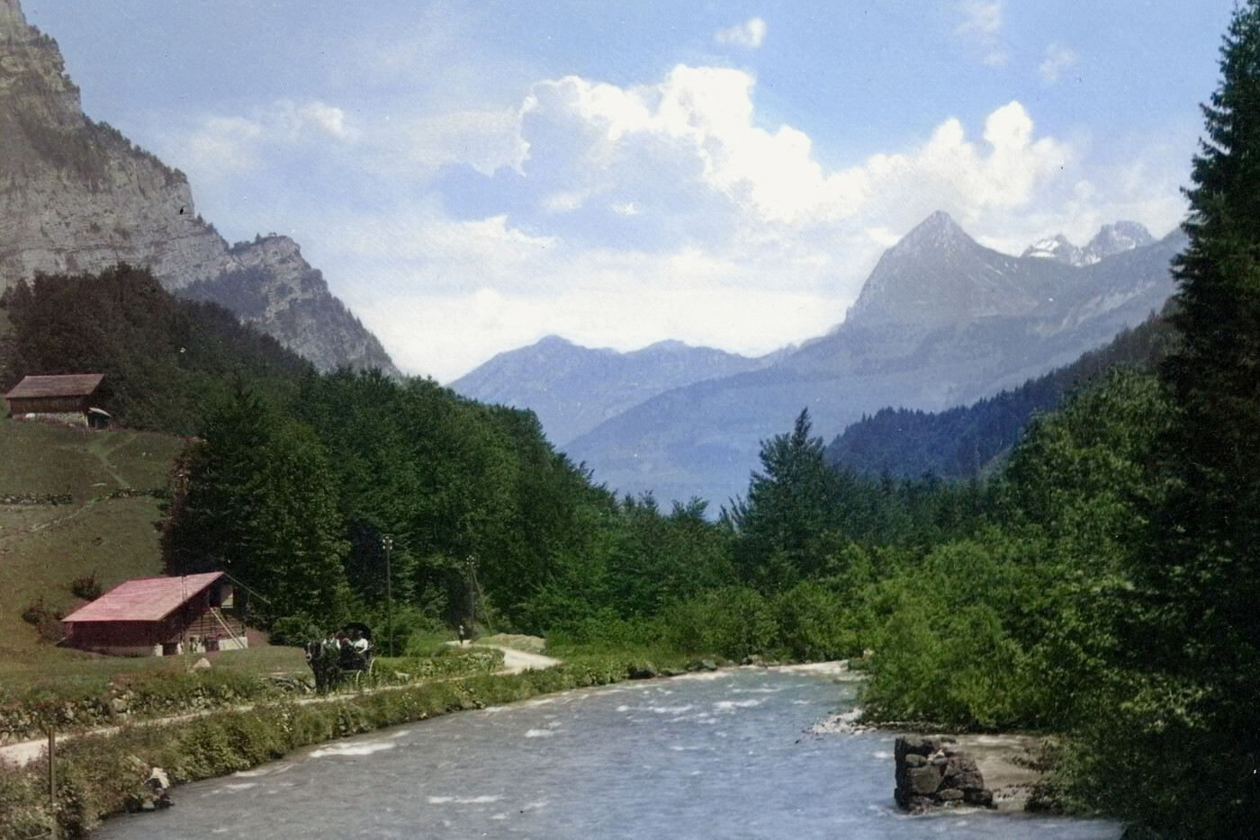 Andreas Stüssi und Markus Schuler fahren per Anhalter im Heu vom Klöntal ins Tal hinunter. Ohne Staudamm führt der Löntsch mehr Wasser als heute. Der Bildausschnitt ist digital nachkoloriert. 