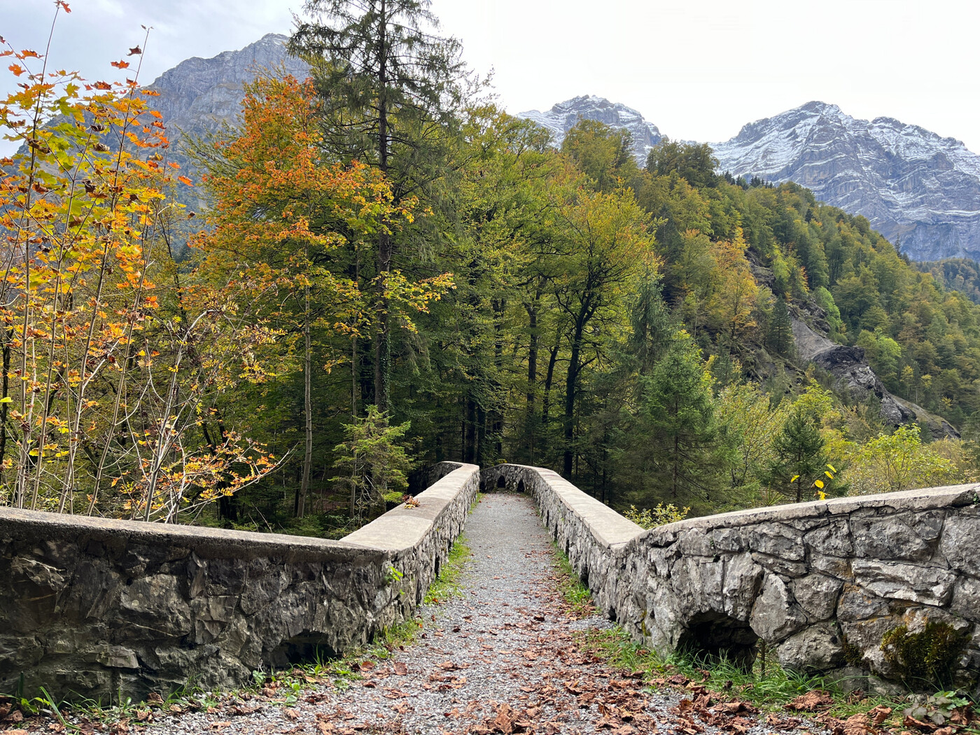 Die Steinbrücke überquert das Löntschtobel an dessen tiefstem (oder höchstem) Punkt. Hier findet Tschudi Blutflecken. 