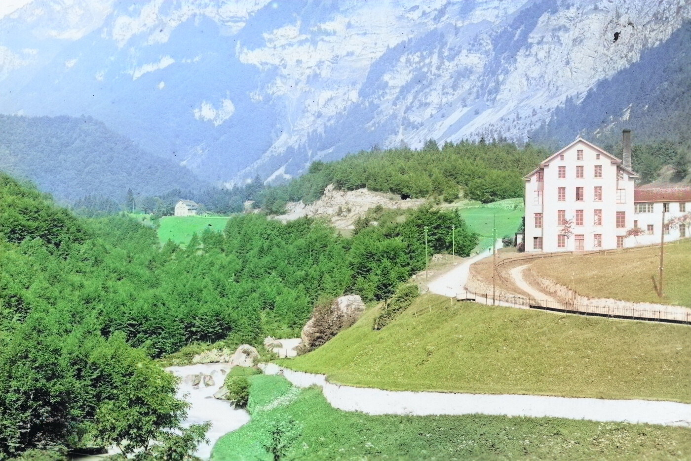 Der Weg zum Wirtshaus «Staldengarten» (oben links) führt entlang der Fabrik im Auli. Diese ist später abgebrannt und steht heute nicht mehr. Das Bild ist digital nachkoloriert. 