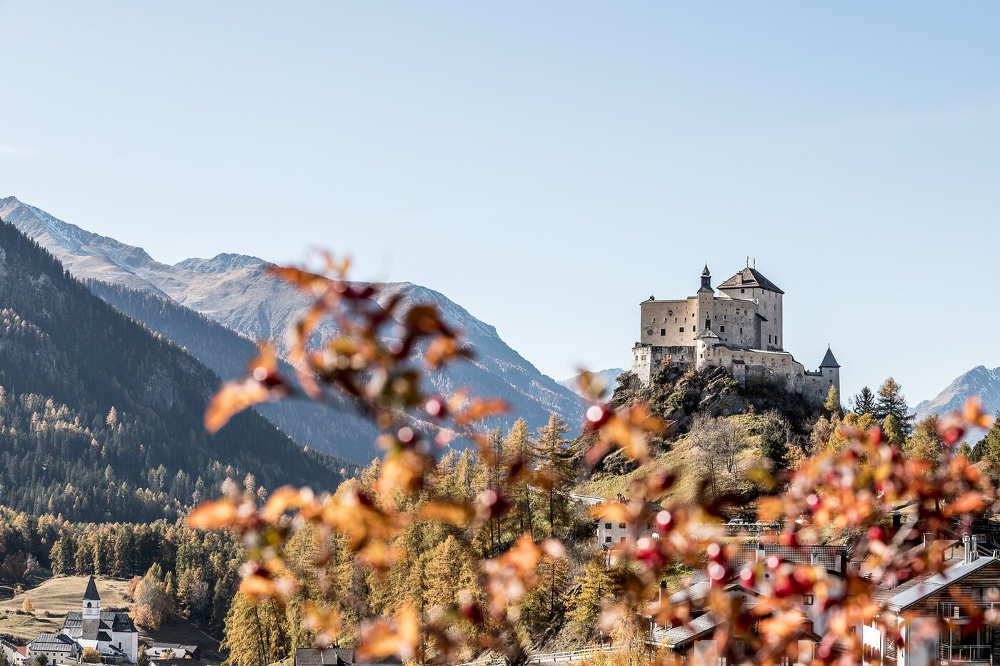 Schloss Tarasp: Hier lassen sich Geschichtliches sowie die moderne Kunst des einheimischen Künstlers Not Vital erfahren. 