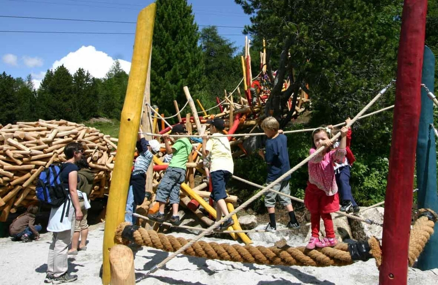 Spielend die Natur erleben: Der KuKuk-Spielplatz in Maloja bringt den Kindern den Umgang mit natürlichen Materialien näher. 