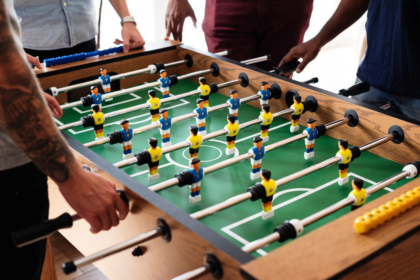 Nicht nur auf dem Gras, sondern auch beim Tischfussball: Immer elf Spieler pro Team stehen gemeinsam auf dem Fussballfeld.
